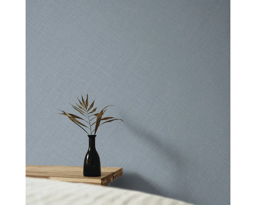 Close-up van licht structuurbehang met klein tafeltje en decoratie