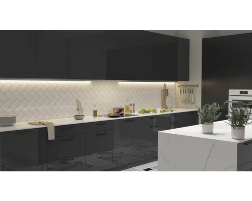 Moderne keuken met grijze kasten, kookeiland en wit aanrecht