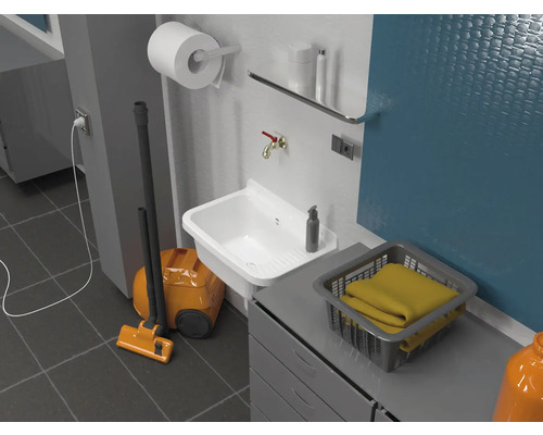 Wasruimte met wastafel, stofzuiger, toiletpapier, plank en wasmand