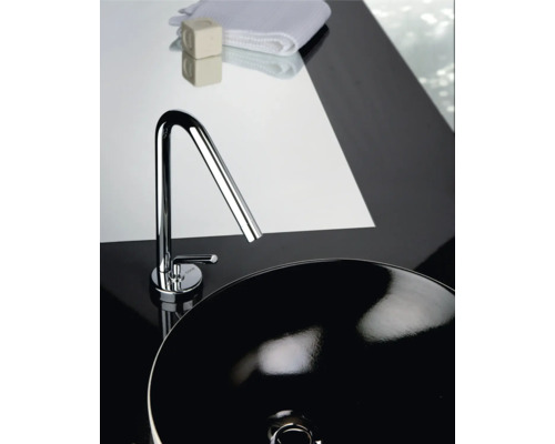 Detail van een wastafel met kraan, zeep en handdoek