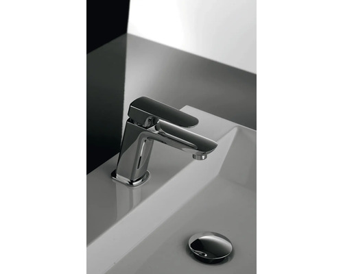 Wastafelkraan gemonteerd op een wastafel