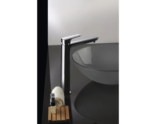 Wastafelkraan naast een wastafel met handdoek en zeep