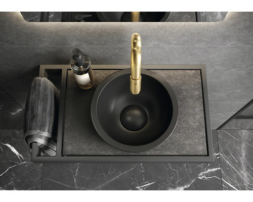 Bovenaanzicht van een wastafel met kraan, zeep en handdoek in de badkamer