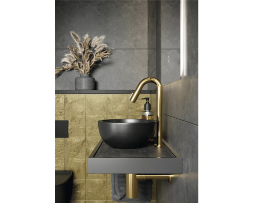 Moderne badkamer met zwarte opzetwastafel en gouden kraan