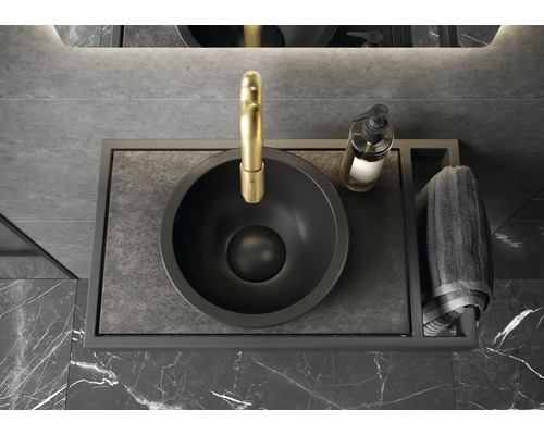 Detailopname van een wastafel met kraan, zeepdispenser en handdoek in een badkamer