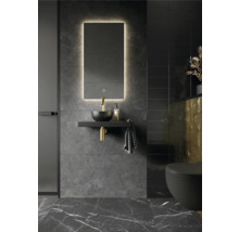 Moderne badkamer met verlichte spiegel, waskom en toilet