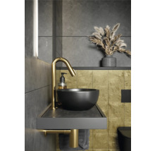 Moderne badkamer met zwarte opzetwastafel, gouden kraan en grijze tegels.