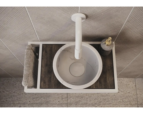 Bovenaanzicht van een opzetwastafel op een wastafelonderkast met handdoek en zeepdispenser