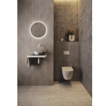 Moderne badkamer met wastafel, spiegel met verlichting en toilet