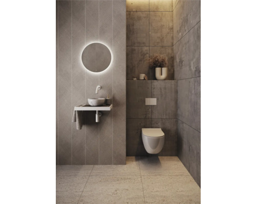 Moderne badkamer met wastafel, spiegel met verlichting en toilet