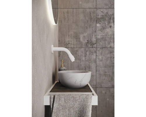 Moderne badkamerwastafel met marmeren waskom, kraan en handdoekrek