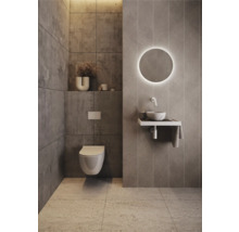 Moderne badkamer met toilet, wastafel en spiegel met verlichting