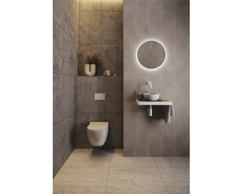 Moderne badkamer met toilet, wastafel en spiegel met verlichting