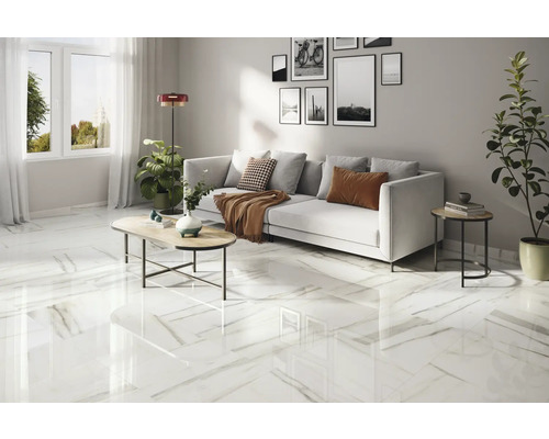 Lichte woonkamer met tegels in marmerlook, bank en decoratie