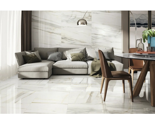 Woonkamer met vloertegels in marmerlook, bank en eettafel