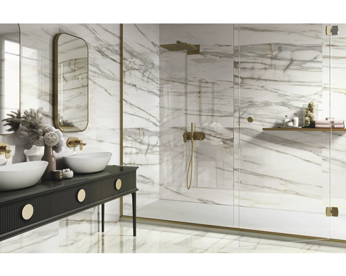 Lichte badkamer met marmeren tegels, dubbele wastafel en douche
