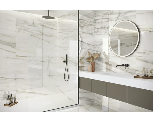 Moderne badkamer met marmeren tegels, douche en wastafel