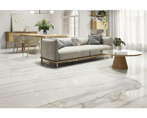 Lichte woonkamer met sofa, salontafel en glanzende vloer in marmerlook