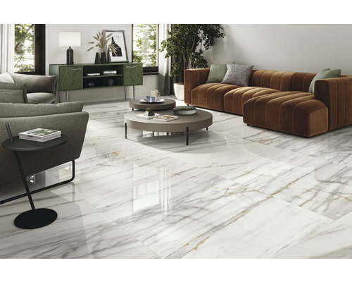 Woonkamer met vloertegels in marmerlook, bank en bijzettafel