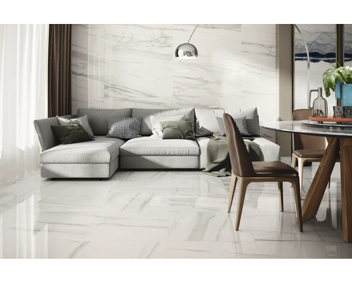 Lichte woonkamer met tegels in marmerlook, grijze hoekbank en eettafel