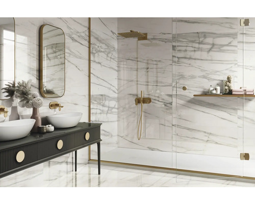 Lichte badkamer met marmeren tegels, dubbele wastafel en douche met glazen wand