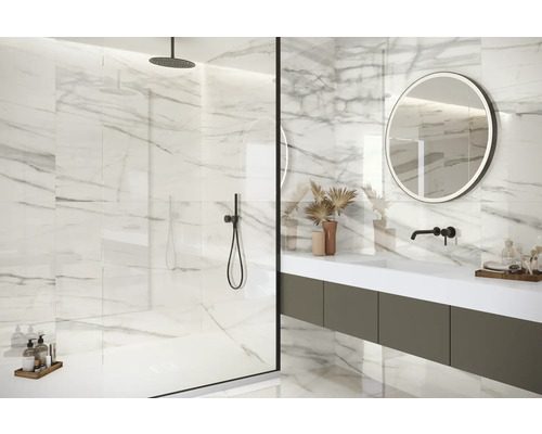 Badkamer met douche, wastafel en spiegel met marmeren tegels