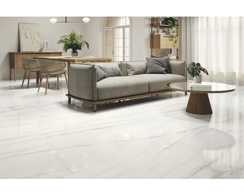 Lichte kamer met bank, tafel en glanzende vloerbedekking in marmerlook