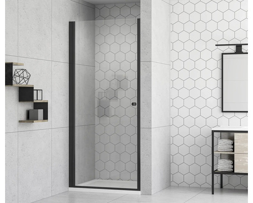 Badkamer met glazen douchewand en zwart frame
