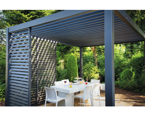 Pergola met lamellendak en eethoek in de tuin