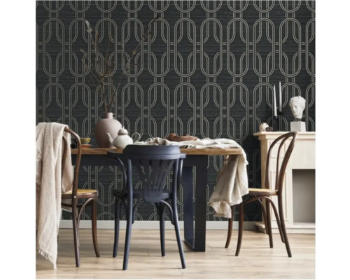 Eetkamer met eettafel, stoelen en behang met grafisch patroon