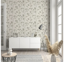 Lichte woonkamer met bloemenbehang, dressoir en decoratie