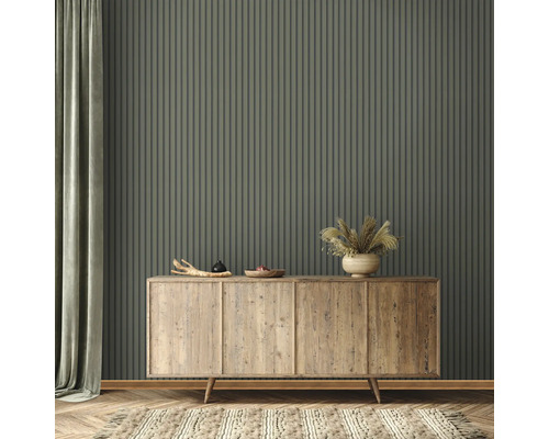 Woonkamer met verticaal gestreept behang en houten dressoir