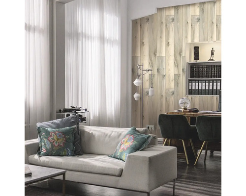 Woonkamer met bank, staande lamp en wandbekleding in houtlook