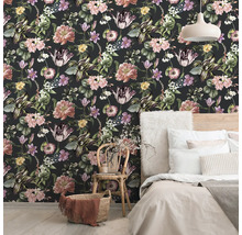 Slaapkamer met bloemenbehang, bed en decoraties