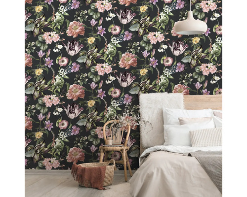 Slaapkamer met bloemenbehang, bed en decoraties