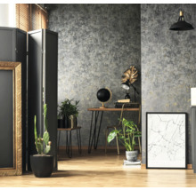 Woonkamer met grijs gestructureerd behang, bureau met wereldbol, kamerplanten en decoratie