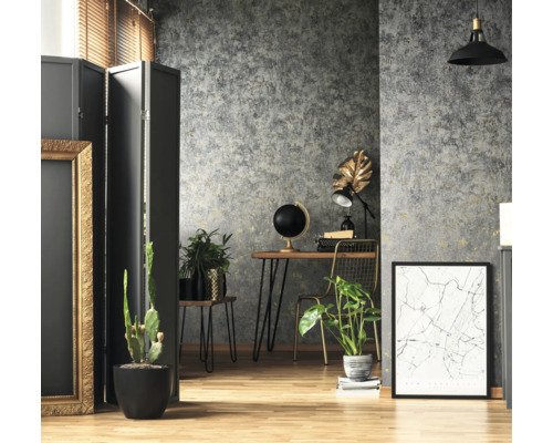 Woonkamer met grijs gestructureerd behang, bureau met wereldbol, kamerplanten en decoratie