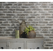 Decoratief stenen behang met industriële decoraties op een metalen kast