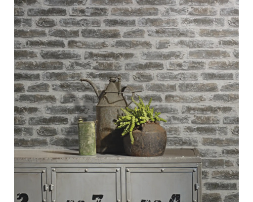 Decoratief stenen behang met industriële decoraties op een metalen kast