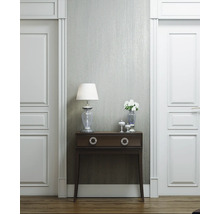 Hal met bruine console, tafellamp en witte binnendeuren