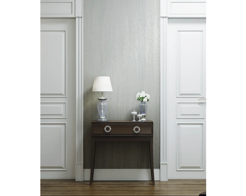 Hal met bruine console, tafellamp en witte binnendeuren