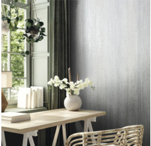 Scene van een werkkamer met bureau en zilverkleurig behang