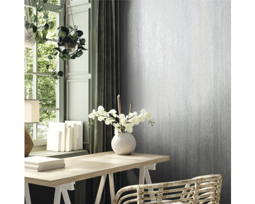 Scene van een werkkamer met bureau en zilverkleurig behang