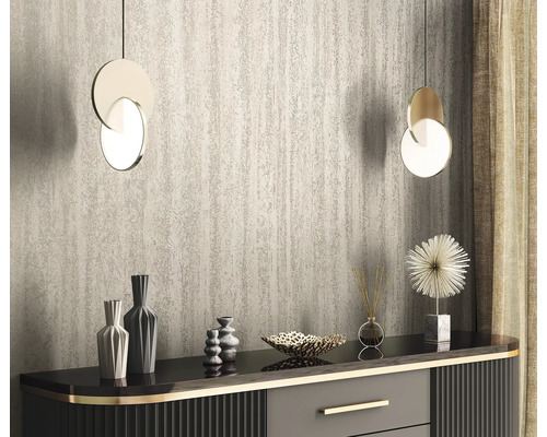 Inrichtingsvoorbeeld met twee hanglampen, decoratieve vazen en een patroonbehang.