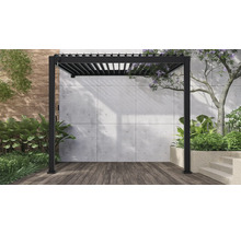 Zwarte metalen pergola op een terras in de tuin.