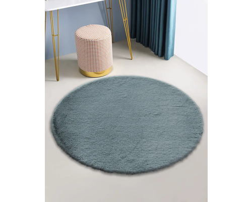 Rond kunstvacht tapijt in een woonkamer.