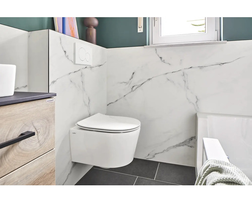 Moderne badkamer met wandcloset, wastafel en marmeren wandbekleding