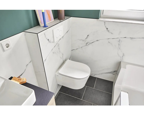 Moderne badkamer met hangtoilet, bedieningspaneel en marmeren tegels