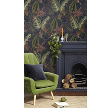 Woonkamer met bloemetjesbehang, fauteuil, open haard en decoraties
