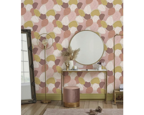 Decoratieve slaapkamer met behang, spiegel en kaptafel